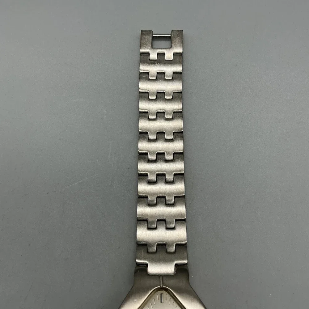 Guess Womens Watch 27mm Champagne Dial Silver Tone Stainless New Battery 7